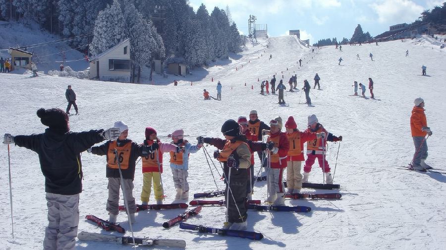 神戶六甲山滑雪場+有馬溫泉親子度假遊，玩雪/滑雪含入園門票