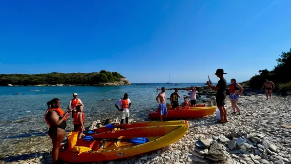 Pula : excursion en kayak dans les grottes, les canyons et les îles, plongée avec tuba et exploration