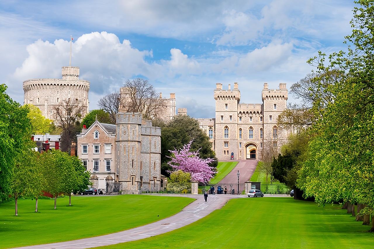 Windsor Castle, Stonehenge and Oxford Day Guided Tour from London