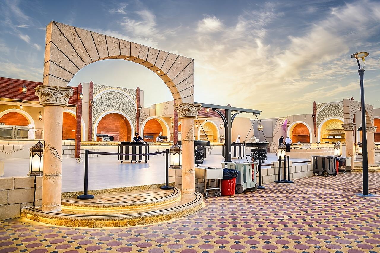 Premium-Wüstensafari mit Live-BBQ-Dinner und Kamelritt