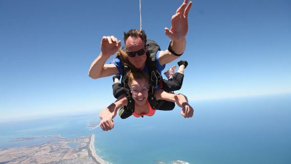 メルボルンスカイダイビング 市内セントキルダ、グレートオーシャンロード、ヤラバレーでのスカイダイビング【15,000フィート+60秒間のフリーフォール+専門装備・プロインストラクター同行】