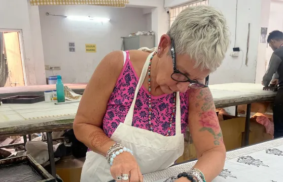 學習手工木版印花技巧並印製自己的布料