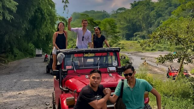 ทัวร์วันเต็มไปด้วยการชมพระอาทิตย์ขึ้นที่โบโรบูดูร์จากเนินเขาสะเตมบู ภูเขาไฟเมราปี และปราสาทปรัมบานัน