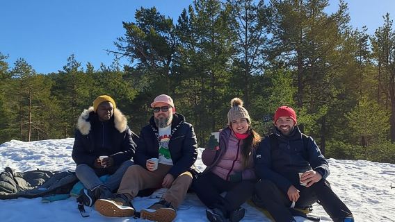 Oslo: Winter Wonderland Forest Hike and Campfire with a Dog