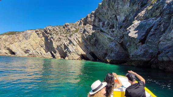 Desde Sesimbra: Tour en barco por la playa de Ribeira do Cavalo y sus cuevas