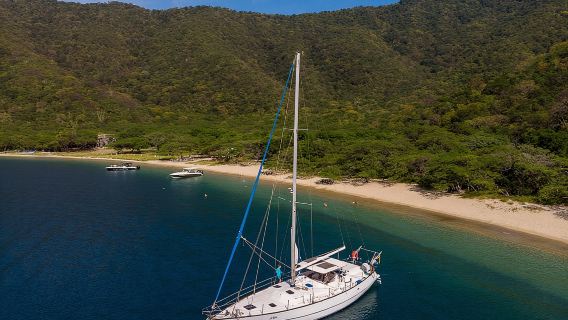 Sailing to Tayrona with Luis and his team: Unique!