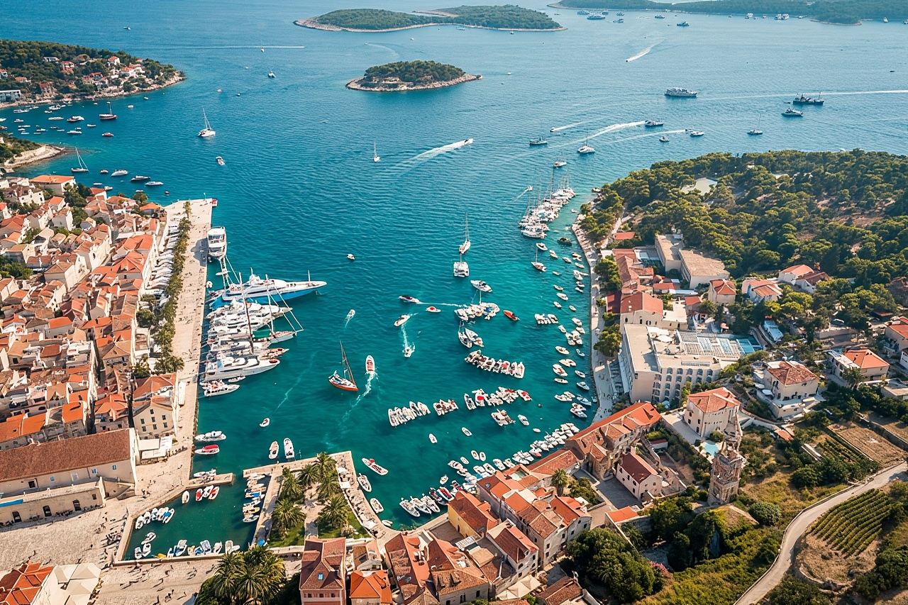 スプリット発、フヴァル島、ブラチ島、パクレニ島を巡るプライベートボートツアー（終日）