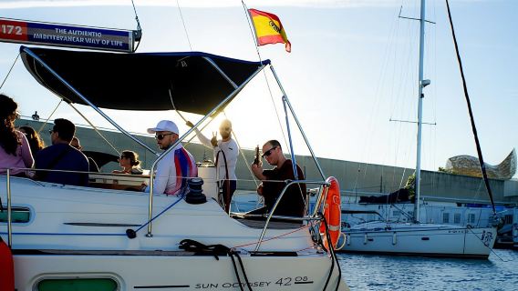 Experiencia de navegación al atardecer en Barcelona con música española en vivo