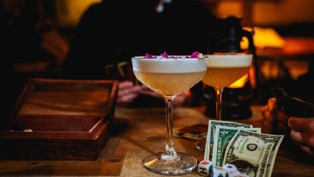 ロンドンのグルメ:MOONSHINE SALOON没入型カクテル体験【飲み物持込可/アメリカ西部風情/ストーリー演出】