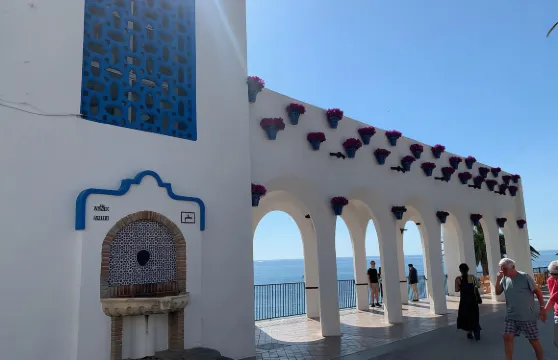 西班牙 馬拉加出發 Cueva De Nerja + 內爾哈 + 弗里希利亞納 一日遊