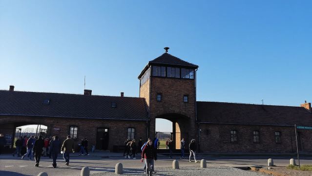 ทัวร์วันจากวอร์ซอ ออสชวิตซ์ และคราคูฟ โดยรถไฟ พร้อมบริการรับ-ส่ง