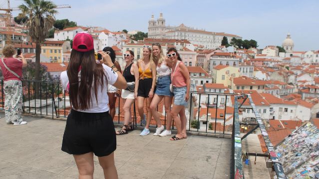 Phố cổ Lisbon: Tour riêng có hướng dẫn bằng xe điện bốn bánh và xe tuk tuk.