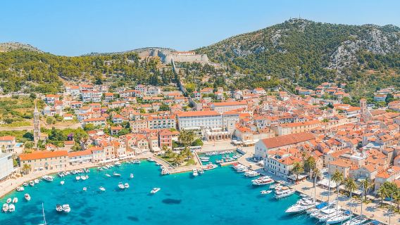 Dari Trogir atau Split: Tur Sehari Penuh ke Gua Biru dan Pulau Hvar