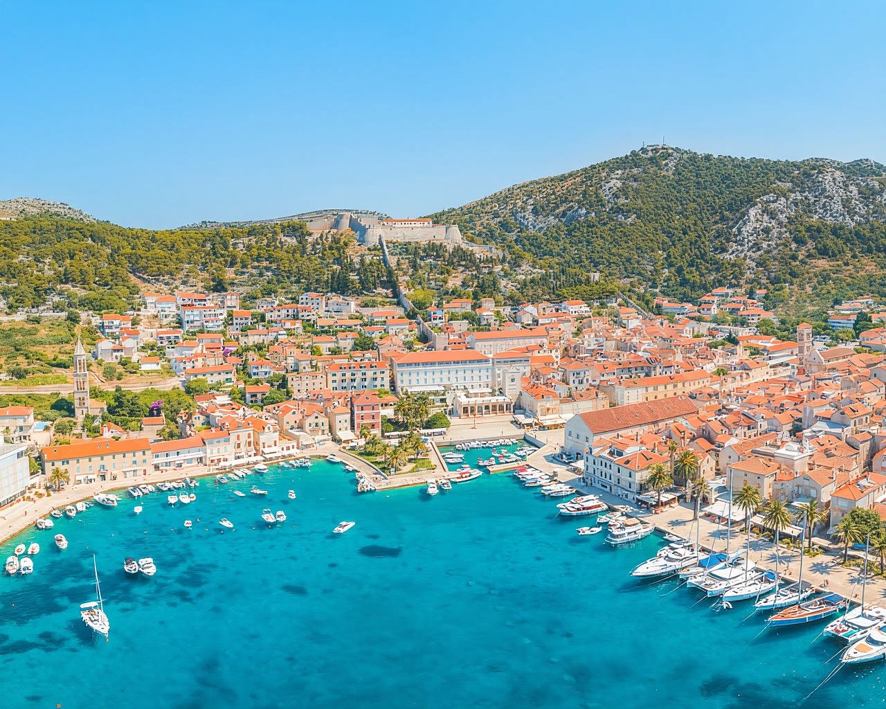 Von Trogir oder Split: Ganztägige Blaue Grotte & Hvar-Insel Tour