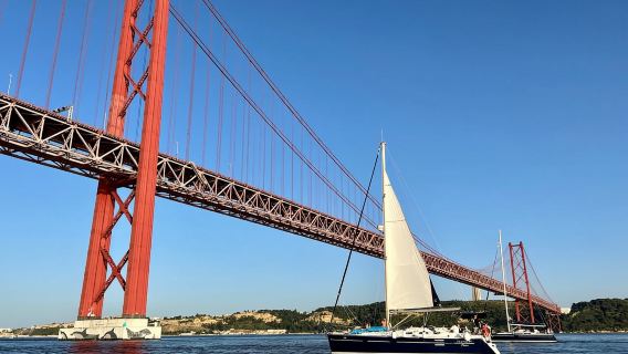 Lisboa: Experiencia privada en velero con lugareños