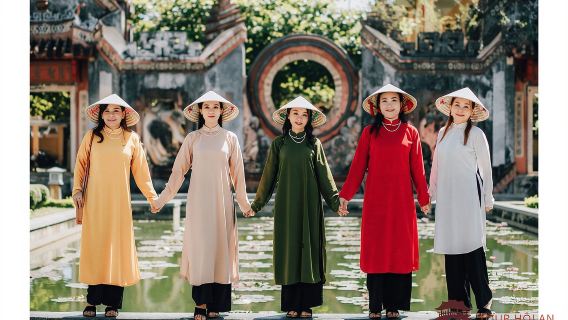 Хой-Ан: аренда традиционного вьетнамского платья аозай (необязательно: услуги фотосъемки)