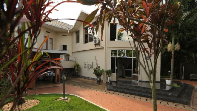 Perkhidmatan penterjemah profesional di seluruh Rwanda, temanan pelancongan, pemandu pelancong, penterjemah pameran, lawatan perniagaan, lawatan bebas dengan sambutan tempatan, dan penyesuaian peribadi eksklusif.