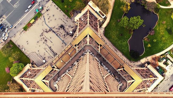 Private street photo tour of Paris