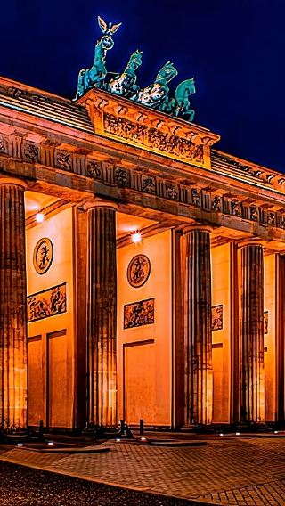 Brandenburg Gate + Reichstag Building + German Historical Museum + DDR Museum private charter day tour