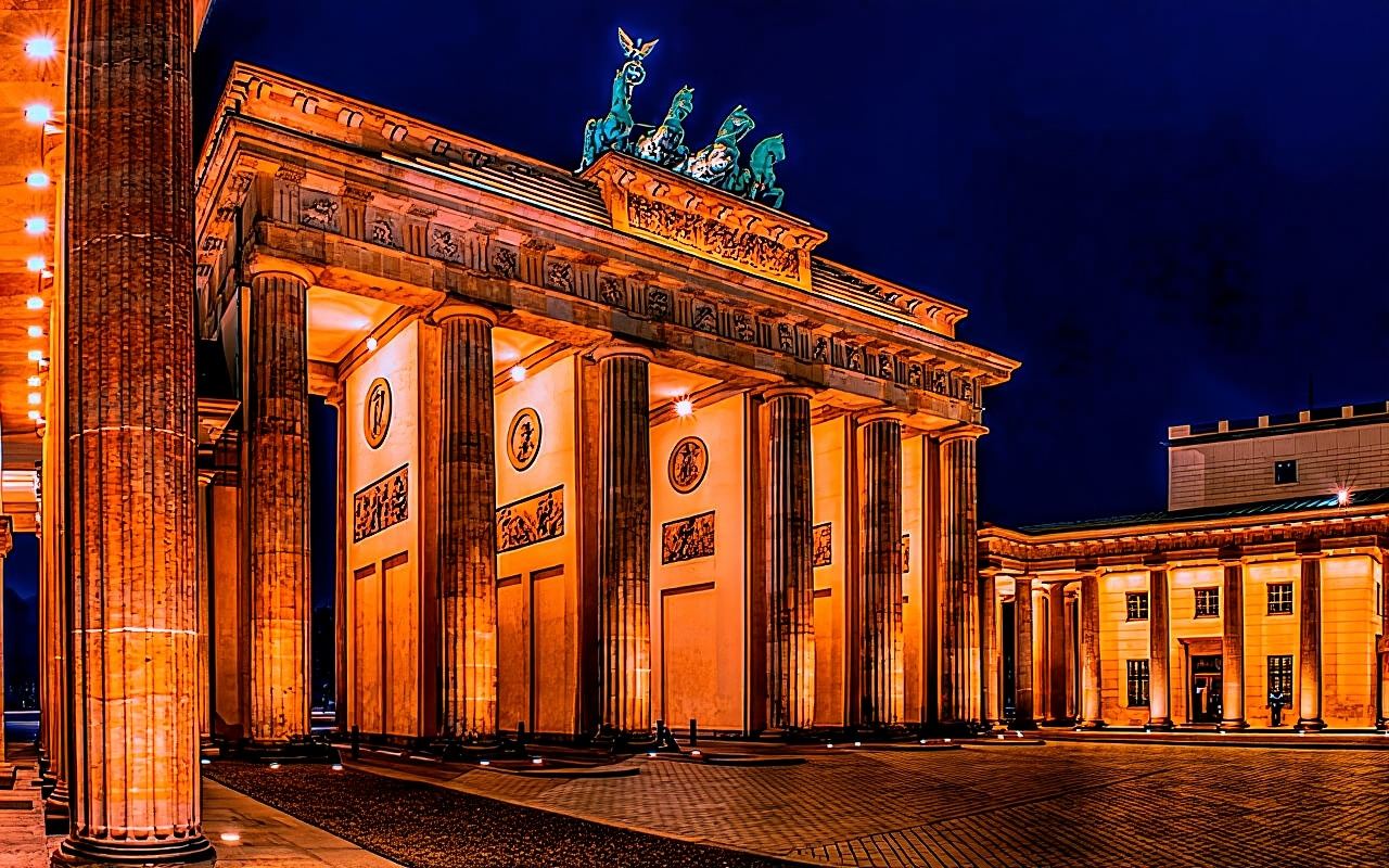 ทัวร์ 1 วัน ประตูบรันเดินบวร์ค + อาคารไรชส์ทาค + พิพิธภัณฑ์ประวัติศาสตร์เยอรมัน + พิพิธภัณฑ์เยอรมันตะวันออก