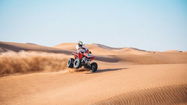ทัวร์ซาฟารีชมพระอาทิตย์ตกดินในทะเลทรายแดงสุดพรีเมียมที่ดูไบ พร้อมบาร์บีคิวและประสบการณ์จริง