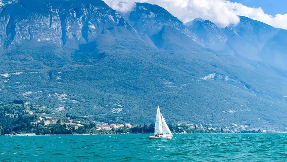tour en velero de 2 horas desde Campione hasta Malcesine y las islas