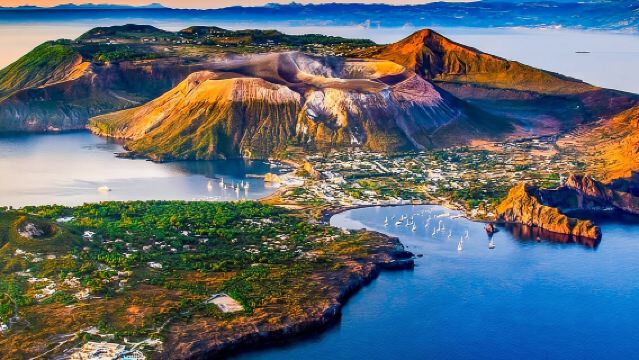 Tropea: Chuyến tham quan bằng thuyền đêm đến Lipari, Panarea và Stromboli