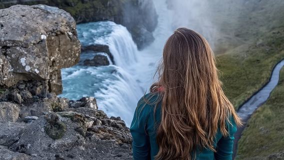 Iceland Golden Circle, Crater Lake, and Tiffany Blue Waterfall 1-day tour|Comfortable minibus transfers in the city