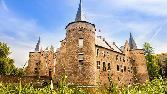entrada al castillo medieval rodeado de fosos de Helmond