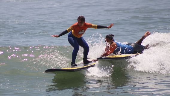Beginner Surf Lesson in Lima, Perú