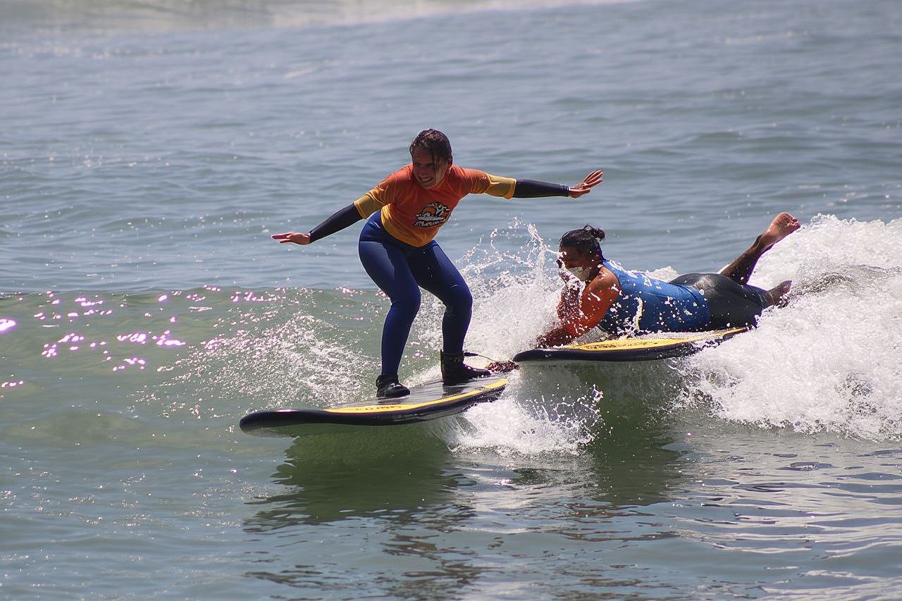 Beginner Surf Lesson in Lima, PerĂș