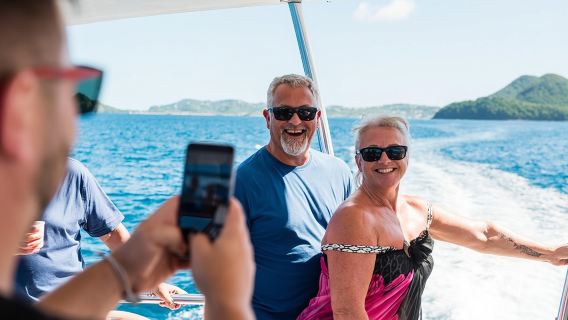 Crucero turístico de día completo en catamarán por Santa Lucía con snorkel