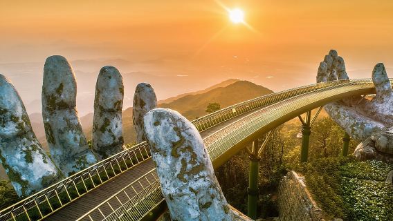 ゴールデンブリッジとマーブルマウンテンを経由してフエからホイアンへ（またはその逆）