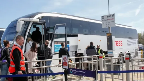 London Airport bus Transfers: Luton Airport and London Victoria Station one-way bus Ticket