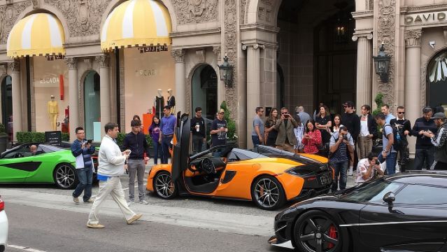 ทัวร์ชมฮอลลีวูด เบเวอร์ลีฮิลส์ และบ้านของเหล่าคนดังด้วยรถตู้เปิดประทุน