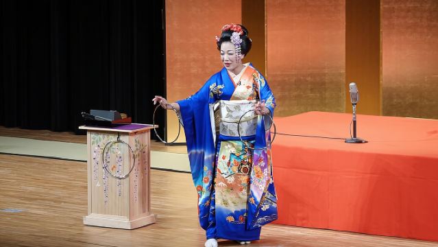 Spettacolo dal vivo di commedia, giocoleria e magia tradizionale giapponese a Tokyo