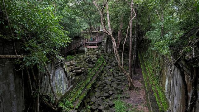 Kulen Mountain with Beng Mealea and Tonle Sap Small Group Tour