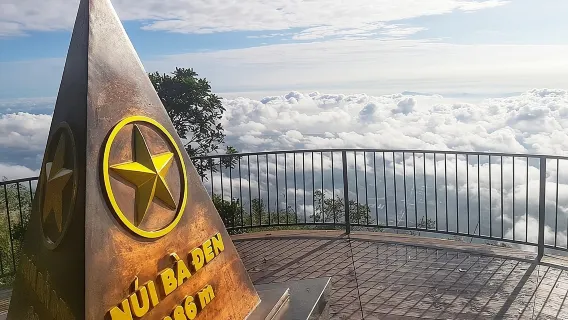 HO CHI MINH-BYEN: DEN SORTE JOMFRU BJERG – CAO DAI TEMPLET – CU CHI-TUNNELERNE 1-DAGS TUR