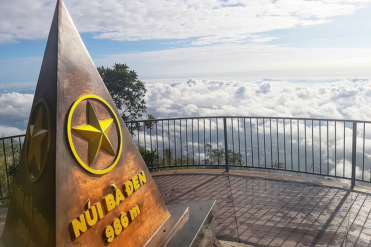 BLACK VIRGIN MOUNTAIN – CAO DAI TEMPLE – CU CHI TUNNELS 1 DAY TOUR