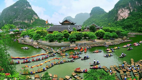 Hanoi: Ninh Binh Day Trip with Incense Village Tour