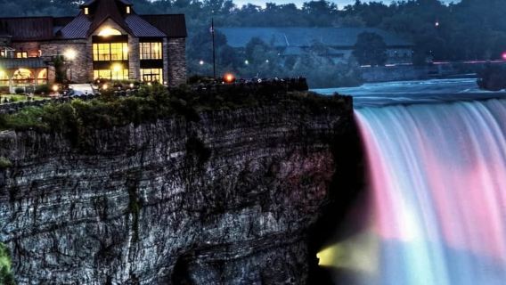 Da Toronto: tour serale delle Cascate del Niagara con crociera in barca