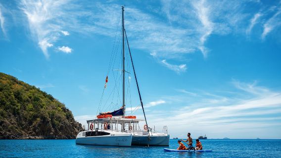 Nhóm du thuyền trên vịnh Nha Trang bằng thuyền Catamaran