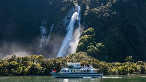 Tur Helikopter Milford Sound (Pelayaran + Tur Helikopter)