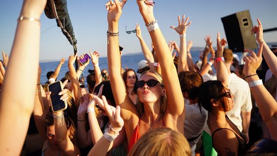 Fiesta en barco Out to Sea Split con baño en la Laguna Azul, DJ y fiesta posterior