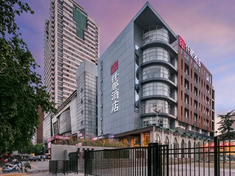 Qianna Hotel（WenhuaroadJianKangRoadBranch）