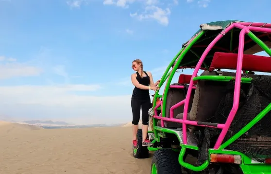 在瓦卡奇納玩沙丘越野車