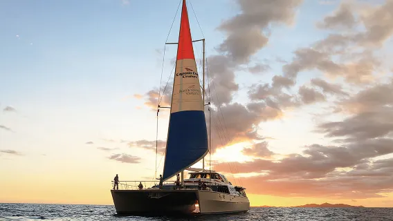 Crociera al tramonto con cena BBQ Captain Cook alle Fiji tra le barriere coralline