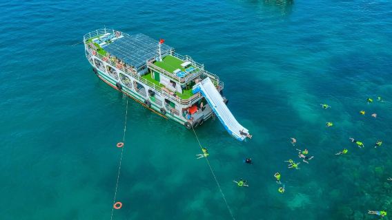 Excursion d'une journée en grand bateau à Phu Quoc avec 2 séances de snorkeling, toboggan, transfert depuis l'hôtel, déjeuner et plage
