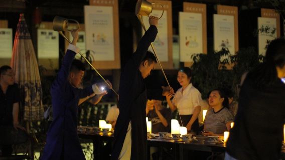 Eatwith Shared Moments - Chengdu - Scopri da vicino le arti popolari di Chengdu e chiacchiera con i maestri locali attorno a un tavolo accanto al fuoco.