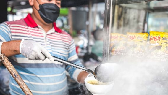 Tour matutino por el mercado y la gastronomía de Phnom Penh en tuk-tuk: ¡Incluye toda la comida y bebida!